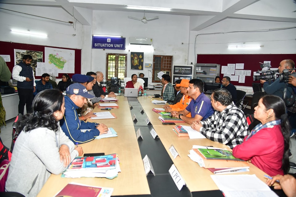 सीएम धामी के निर्देश पर अपर मुख्य सचिव राधा रतूड़ी ने उत्तरकाशी के सिल्क्यारा में चल रहे रेस्क्यू ऑपरेशन का अपडेट लिया तथा महत्वपूर्ण निर्देश दिए