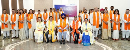 राज्यपाल लेफ्टिनेंट जनरल गुरमीत सिंह (से नि) ने दीक्षांत समारोह में सर्वश्रेष्ठ प्रदर्शन करने वाले 36 छात्र-छात्राओं को गोल्ड मेडल साथ ही 32 छात्र-छात्राओं को पीएचडी उपाधियां प्रदान की