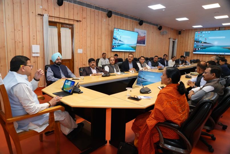 सीएम धामी ने राज्य के विकास कार्यों में तेजी लाने एवं रोजगार सृजन को बढ़ाने देने के लिए शासन के आलाधिकारियों के साथ बैठक की