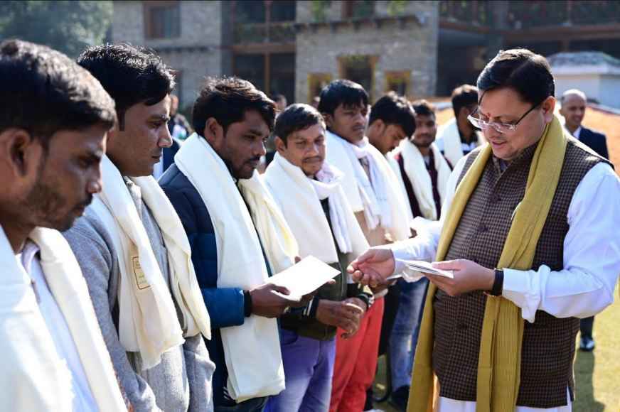 सिलक्यारा रेस्क्यू ऑपरेशन में अहम भूमिका निभाने वाले रैट माइनर्स को रैट माइनर्स को 50-50 हजार रूपये के सम्मान राशि के चेक भी प्रदान किये CM धामी ने