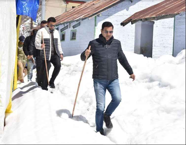 चमोली :बद्रीनाथ धाम में जल्द शुरू होगें पुनर्निर्माण कार्य, अभी धाम में जमी है 5-फीट बर्फ, सचिव डॉ. पंकज कुमार पाण्डेय ने किया स्थलीय निरीक्षण