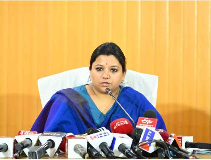 संयुक्त मुख्य निर्वाचन अधिकारी नमामि बंसल ने मीडिया सेंटर में आदर्श आचार संहिता एवं लॉ एंड ऑर्डर के सम्बन्ध में मीडियाकर्मियों के साथ प्रेस ब्रीफिंग की