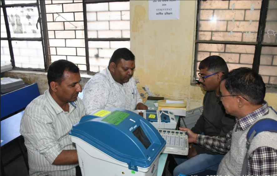 हल्द्वानी: लोक सभा सामान्य निर्वाचन 2024 को शान्तिपूर्ण, पारदर्शिता के साथ कराने हेतु एमबीपीजी कालेज में  पीठासीन अधिकारी, मतदान अधिकारी एवं कार्मिकों को दो पालियों में प्रशिक्षण दिया गया