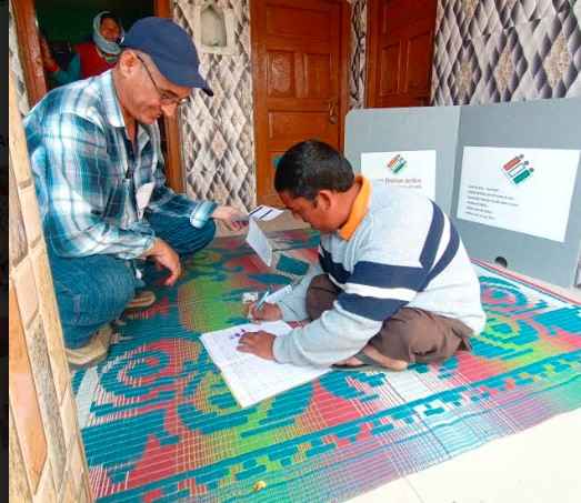 टिहरी गढवाल: 6 विधान सभाओं में दिव्यांग एवं 85 वर्ष से अधिक आयु वर्ग के मतदाताओं को घर-घर मतदान कराया गया