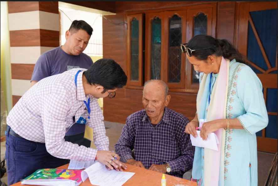 देहरादून: मुख्य निर्वाचन अधिकारी की उपस्थिति में होम वोटिंग की सुविधा के तहत् 85+ मतदाताओं को मतदान कराया गया