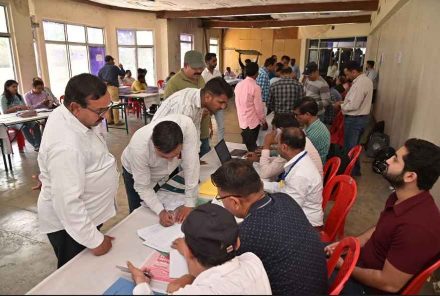 हरिद्वार: 2 चरणों में 2045 मतदान कर्मियों को प्रपत्र भरने, ईवीएम , सीयू तथा वीवीपैट को संयोजित करने, खोलने और सील करने की प्रक्रिया का हैंड्स ऑन प्रशिक्षण दिया गया