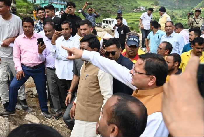 टिहरी : आपदा प्रभावित क्षेत्र में चल रहे राहत एवं बचाव कार्यों का स्थलीय निरीक्षण किया CM धामी ने