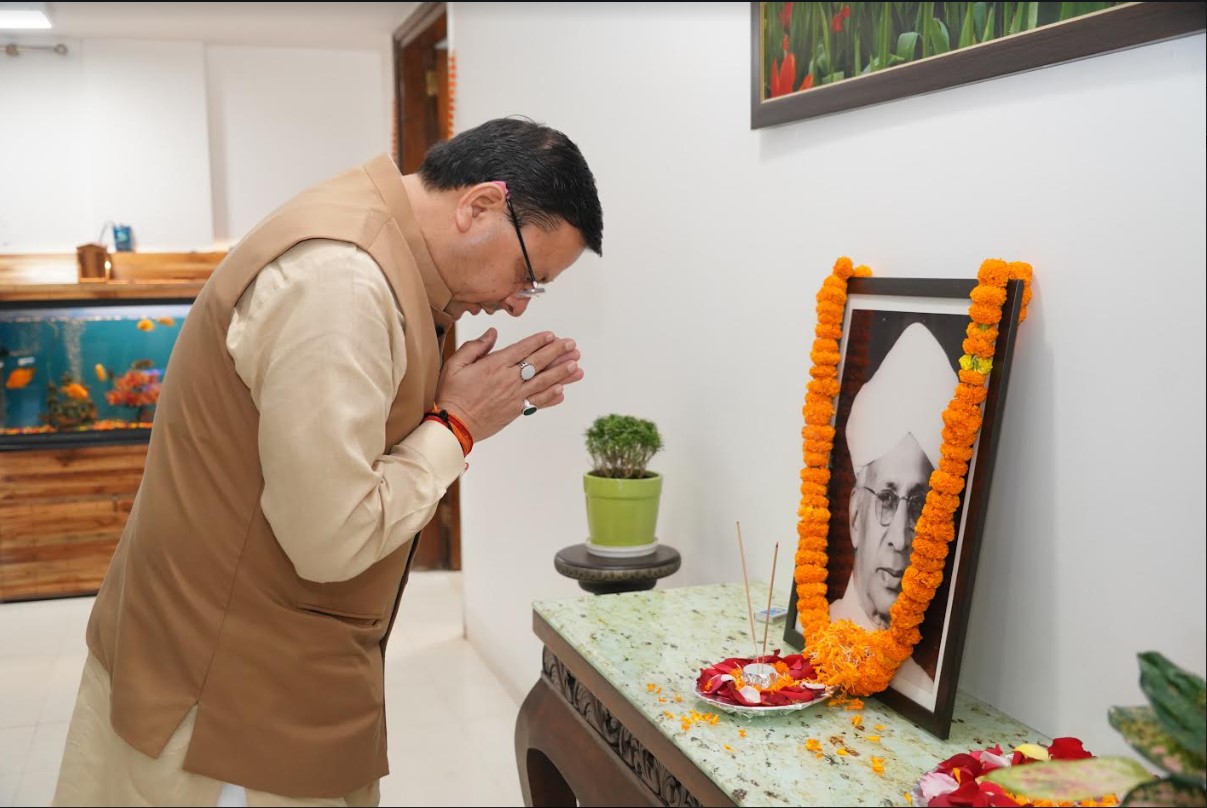 मुख्यमंत्री पुष्कर सिंह धामी ने  डॉ. सर्वपल्ली राधाकृष्णन की जयंती के अवसर पर उनके चित्र पर श्रद्धा सुमन अर्पित कर श्रद्धांजलि दी