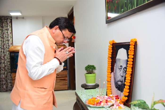 भारत रत्न पं.गोविन्द बल्लभ पंत की जयंती के अवसर पर उनके चित्र पर श्रद्धा सुमन अर्पित कर श्रद्धांजलि दी CM धामी ने