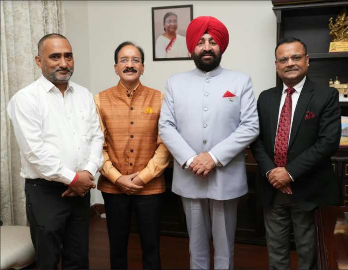 राज्यपाल को मुख्य सूचना आयुक्त (प्रभारी), सूचना आयुक्त ने  राज्य सूचना आयोग के क्रियाकलापों एवं गतिविधियों की जानकारी दी