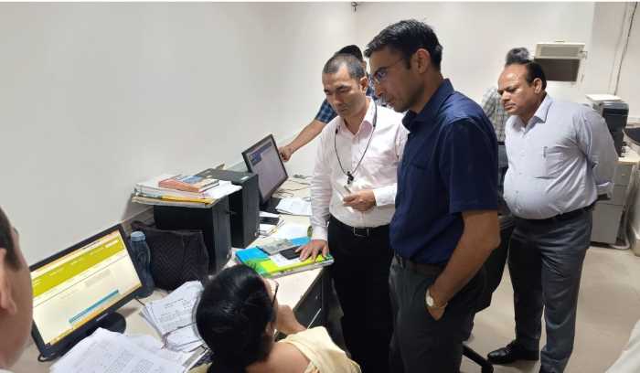 DM सविन बसंल ने तहसील सदर का किया औचक निरीक्षण , 10ः30 बजे बाद आने वाले कार्मिकों का 01 दिन के वेतन रोकने के दिए निर्देश