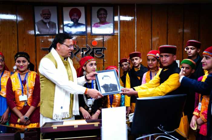 एकलव्य आदर्श आवासीय विद्यालय मेहरावना (चकराता) के विद्यार्थियों ने भेंट की CM धामी से