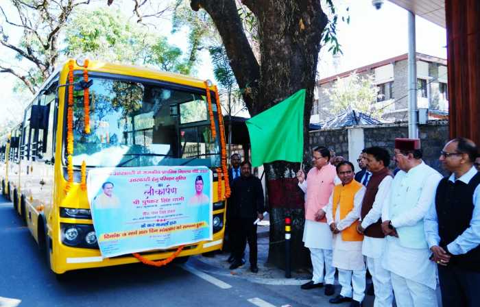 मुख्यमंत्री पुष्कर सिंह धामी ने उत्तरकाशी जनपद के कलस्टर विद्यालयों में परिवहन सुविधा के लिए 15 बसों का फ्लैग ऑफ किया