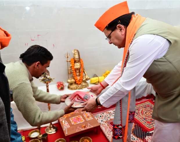 उत्तरकाशी: बाबा बौखनाग मंदिर में प्राण प्रतिष्ठा के लिए घर से भेंट और पूजा सामग्री लेकर सिलक्यारा पहुंचे CM धामी