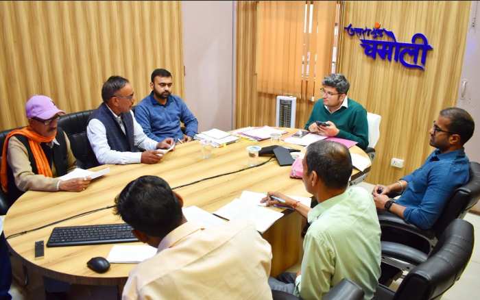 चमोली :जिलाधिकारी संदीप तिवारी ने थलगढ डाडो मोटर के निर्माण को लेकर संबंधित विभागों के साथ समीक्षा बैठक की